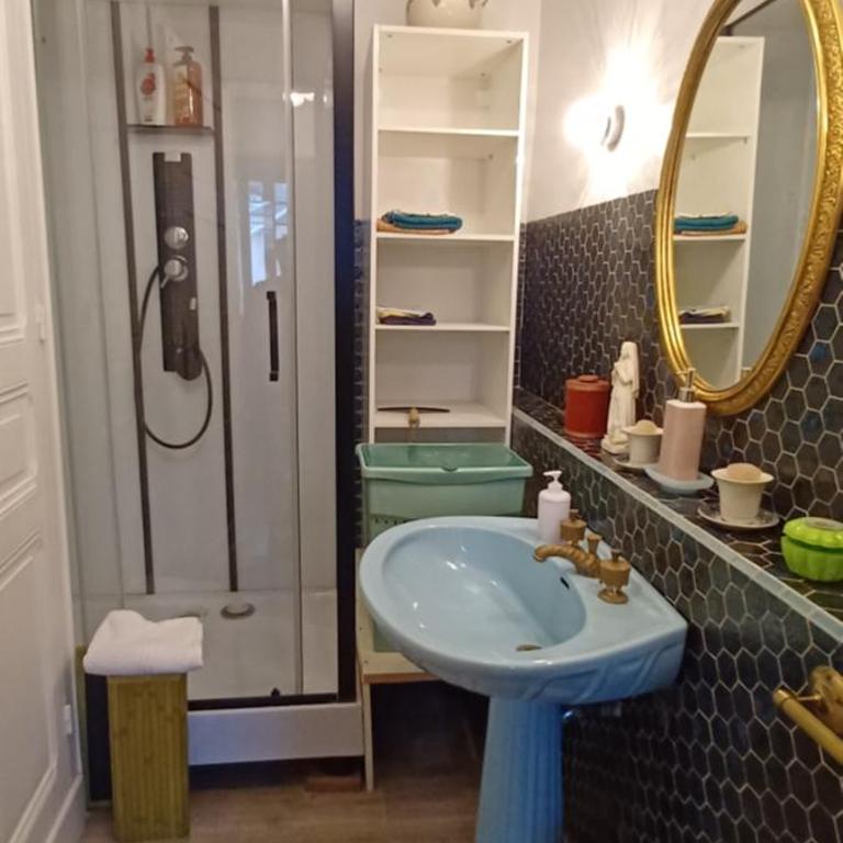 Chez Virginie - chambre du Bourg - Chambre Familiale avec Salle de Bains Privative - 10