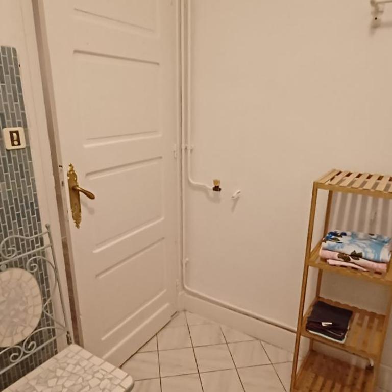 Chez Virginie - chambre du Bourg - Chambre Quadruple avec Salle de Bains Privative - 19