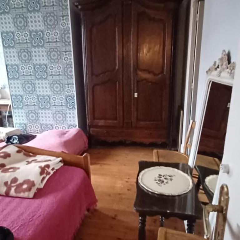 Chez Virginie - chambre du Bourg - Chambre Familiale avec Salle de Bains Privative - 2