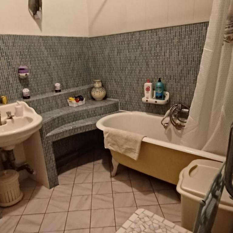 Chez Virginie - chambre du Bourg - Chambre Quadruple avec Salle de Bains Privative - 22