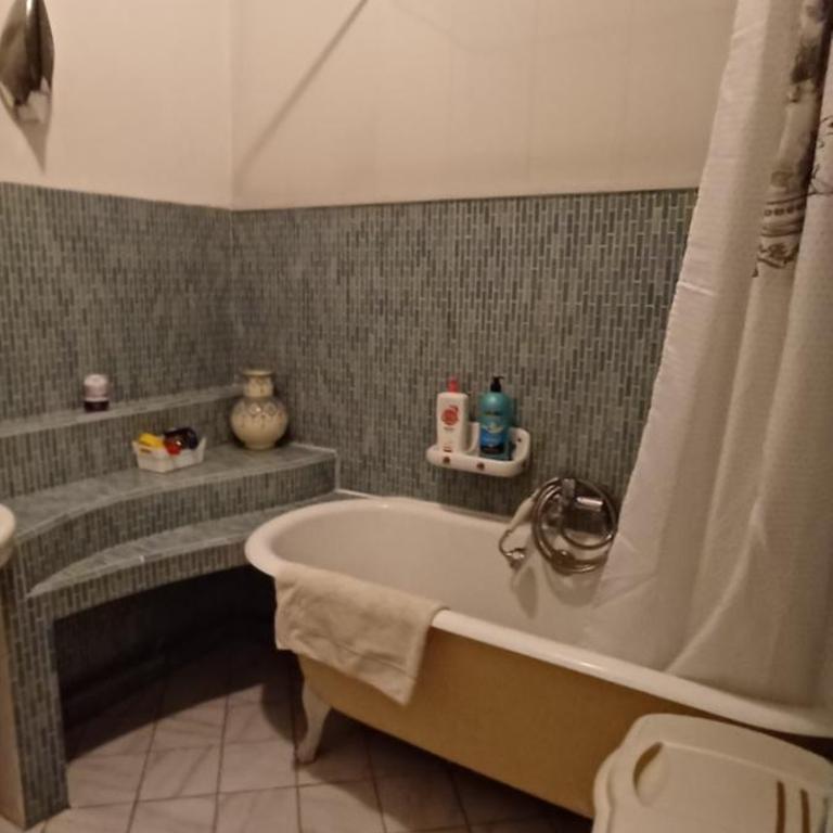 Chez Virginie - chambre du Bourg - Chambre Quadruple avec Salle de Bains Privative - 23