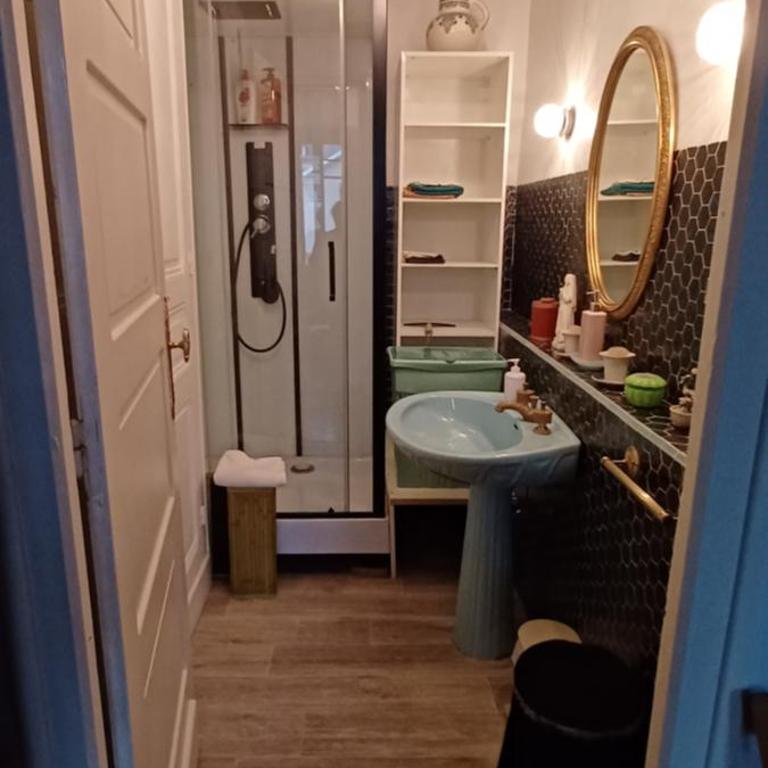Chez Virginie - chambre du Bourg - Chambre Familiale avec Salle de Bains Privative - 12