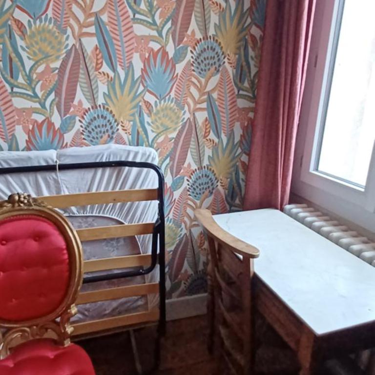 Chez Virginie - chambre du Bourg - Chambre Quadruple avec Salle de Bains Privative - 27