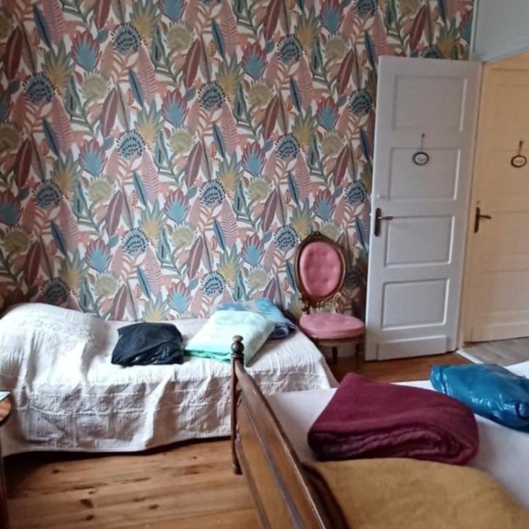 Chez Virginie - chambre du Bourg - Chambre Quadruple avec Salle de Bains Privative - 28