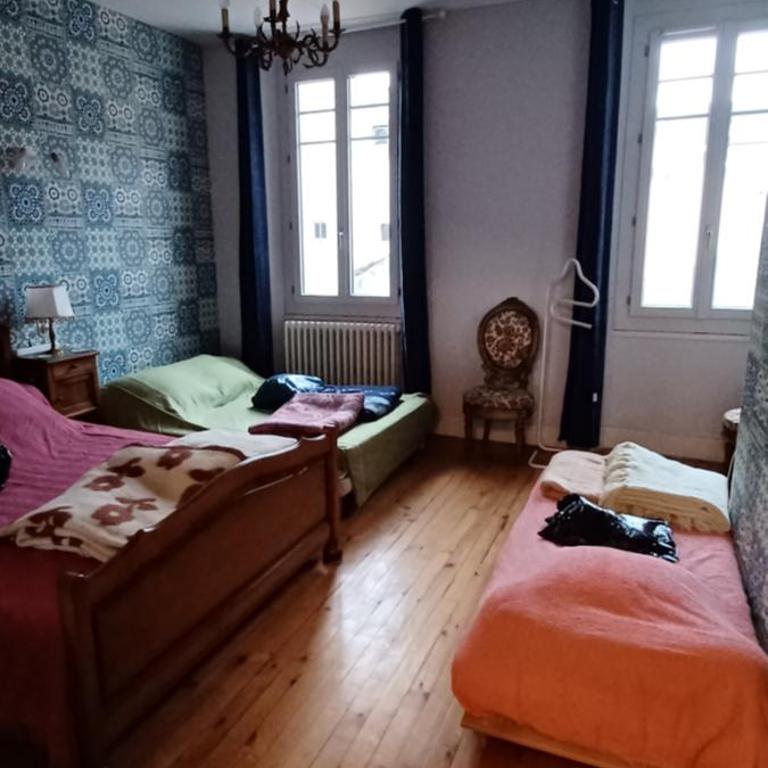 Chez Virginie - chambre du Bourg - Chambre Familiale avec Salle de Bains Privative - 17