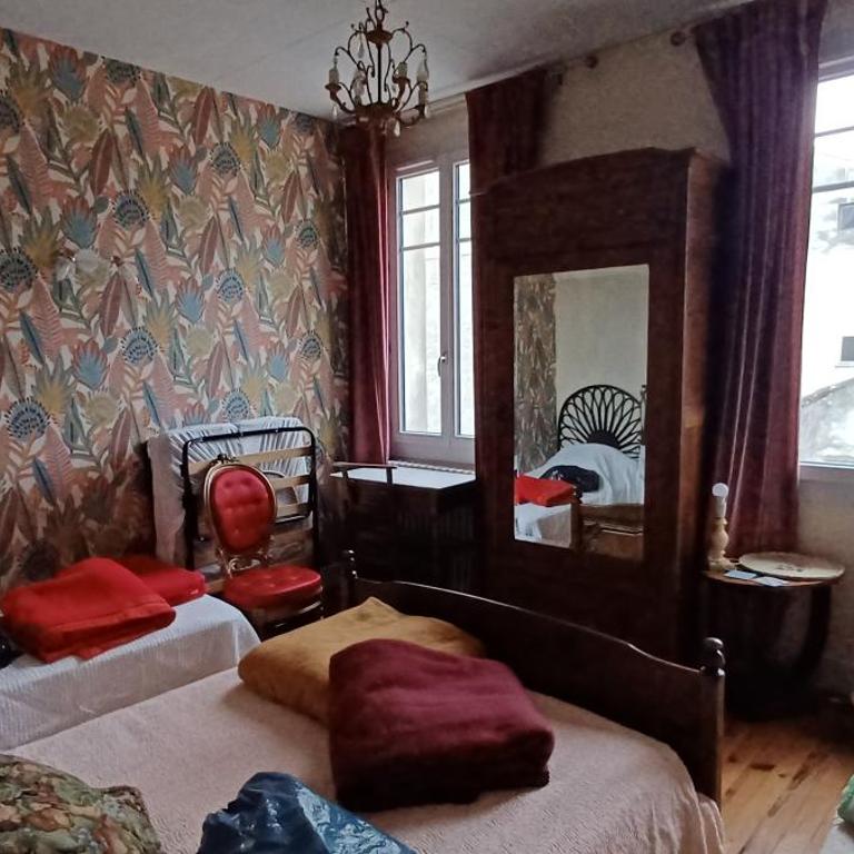 Chez Virginie - chambre du Bourg - Chambre Quadruple avec Salle de Bains Privative - 30