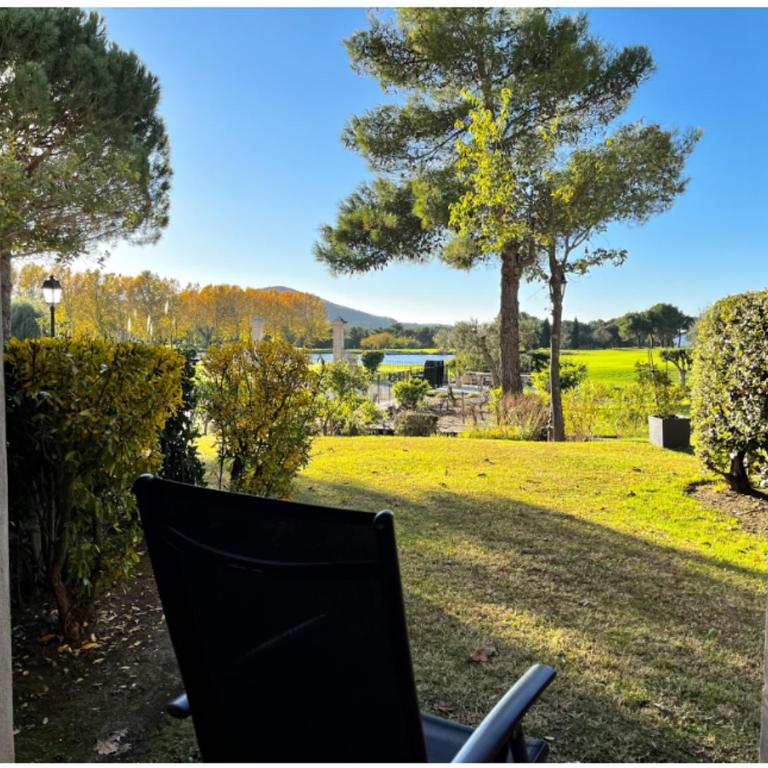 Appartement de charme sur le domaine de Pont Royal à Mallemort, en rez-de-jardin avec terrasse & piscine et vue sur le Golf - Appartement 1 Chambre - 2