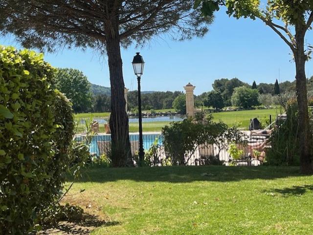 Appartement de charme sur le domaine de Pont Royal à Mallemort, en rez-de-jardin avec terrasse & piscine et vue sur le Golf - Appartement 1 Chambre - 12