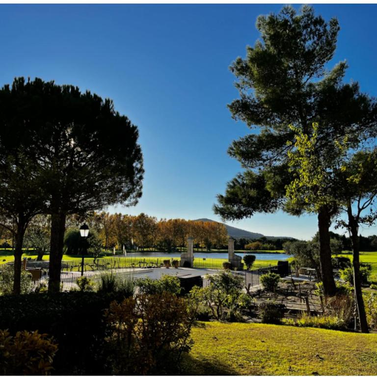 Appartement de charme sur le domaine de Pont Royal à Mallemort, en rez-de-jardin avec terrasse & piscine et vue sur le Golf - Appartement 1 Chambre - 16