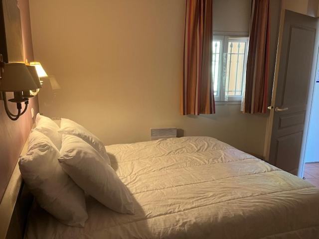 Appartement de charme sur le domaine de Pont Royal à Mallemort, en rez-de-jardin avec terrasse & piscine et vue sur le Golf - Appartement 1 Chambre - 40