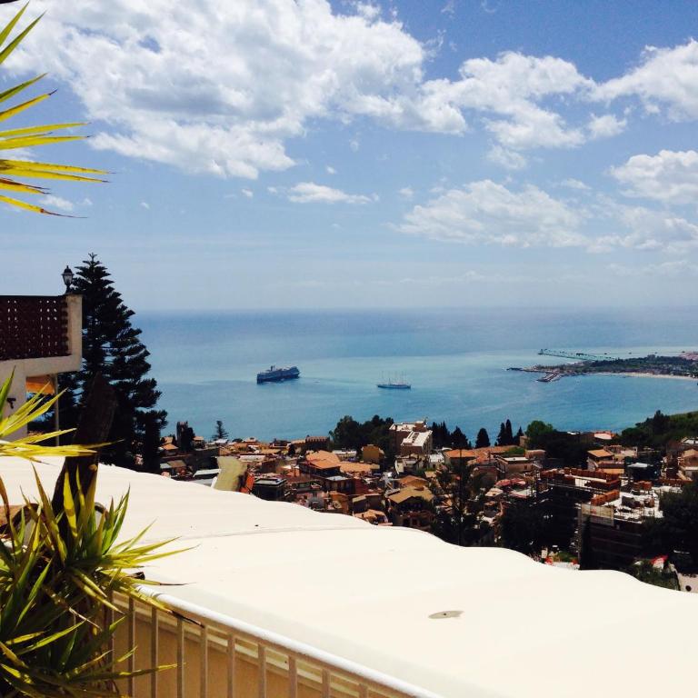 Villa Greta Hotel Rooms & Suites - Superior Double or Twin Room with Mountain and Sea View - 1
