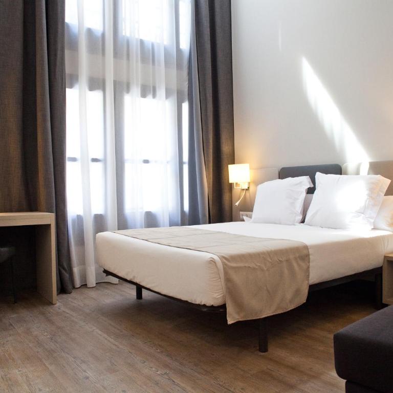 May Ramblas Hotel - Superior Double or Twin Room with Sofa - 4