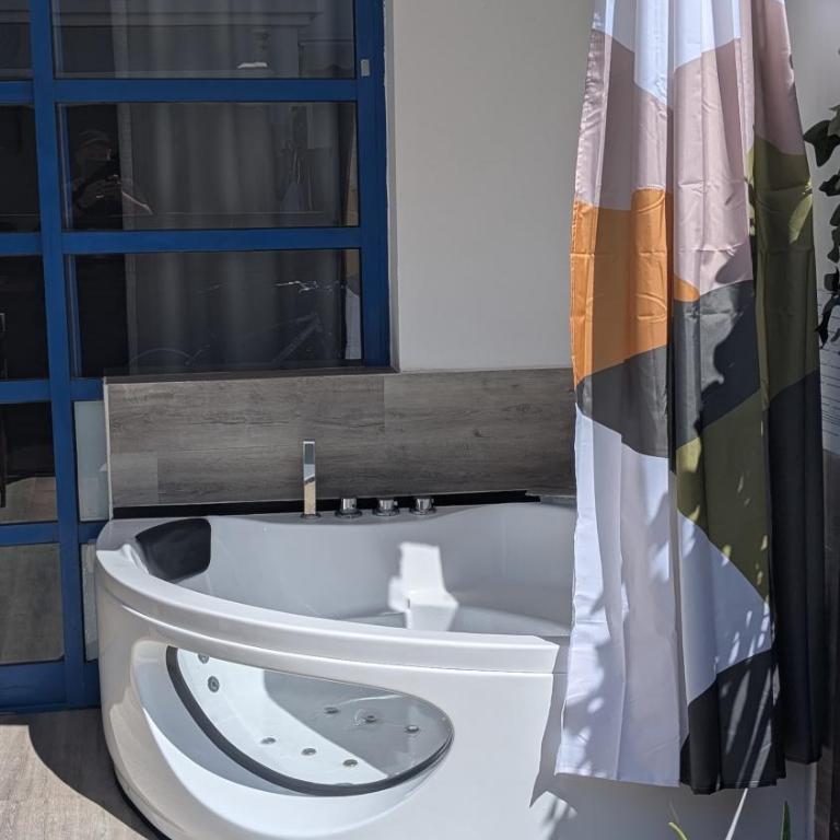 Cosy Bungalow with Terrace & Jacuzzi - One-Bedroom House - 27