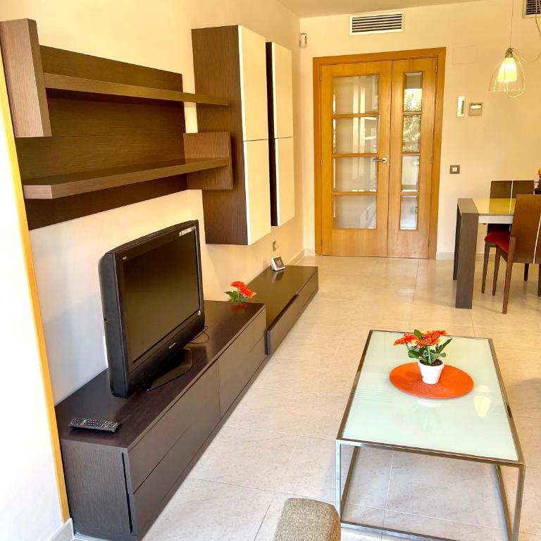 APARTAMENTO EN LA PINEDA y PARKING - Apartment with Pool View - 11