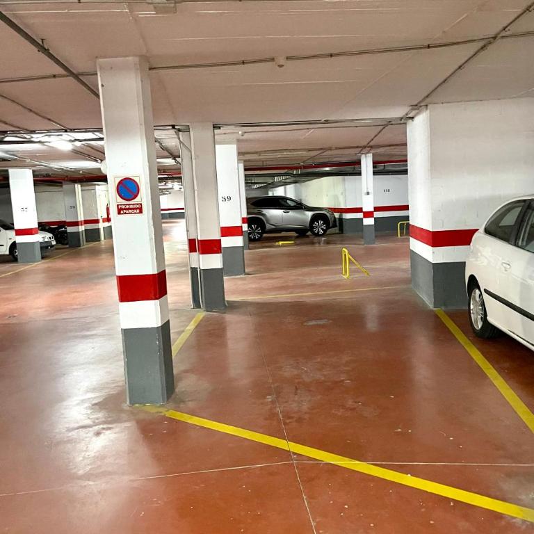 APARTAMENTO EN LA PINEDA y PARKING - Apartment with Pool View - 28
