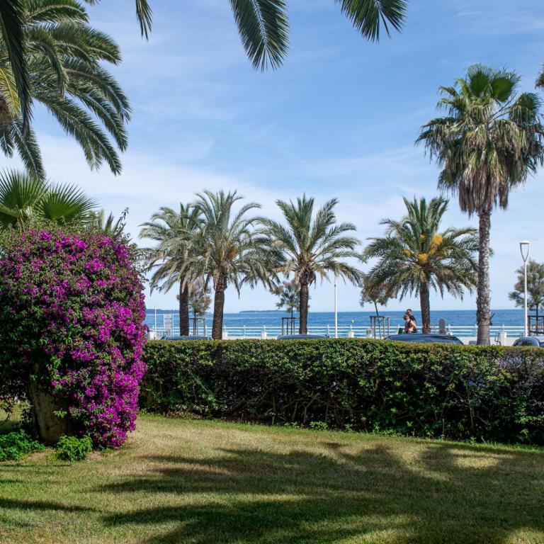 Sea View studio - Beachfront living in Cannes, Boulevard du Midi - Studio Vue mer, face à la plage, les pieds dans l'eau, Parking - Appartement 1 Chambre - 2