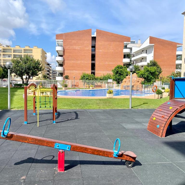 APARTAMENTO EN LA PINEDA y PARKING - Apartment with Pool View - 38