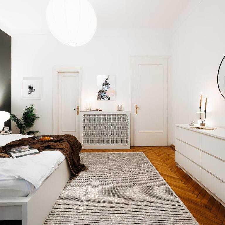 Fireplace Retreat 115m2 with Balcony Old Town - Three-Bedroom Apartment with Balcony - 33