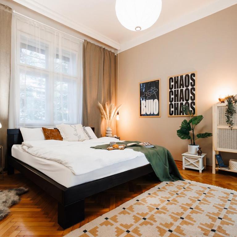 Fireplace Retreat 115m2 with Balcony Old Town - Three-Bedroom Apartment with Balcony - 10