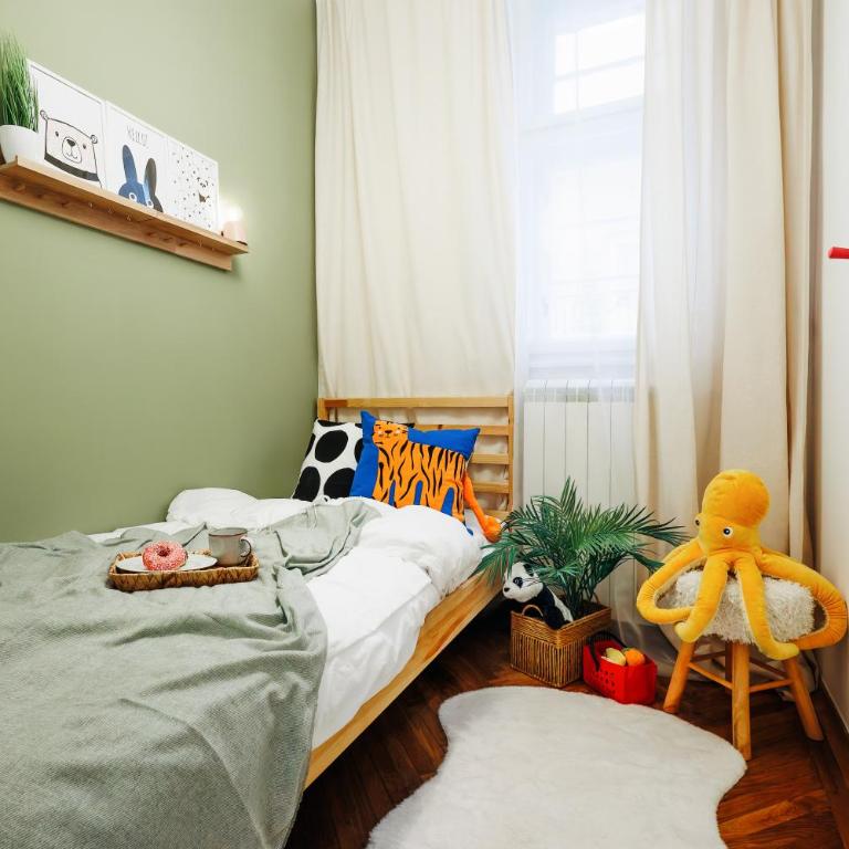 Fireplace Retreat 115m2 with Balcony Old Town - Three-Bedroom Apartment with Balcony - 11