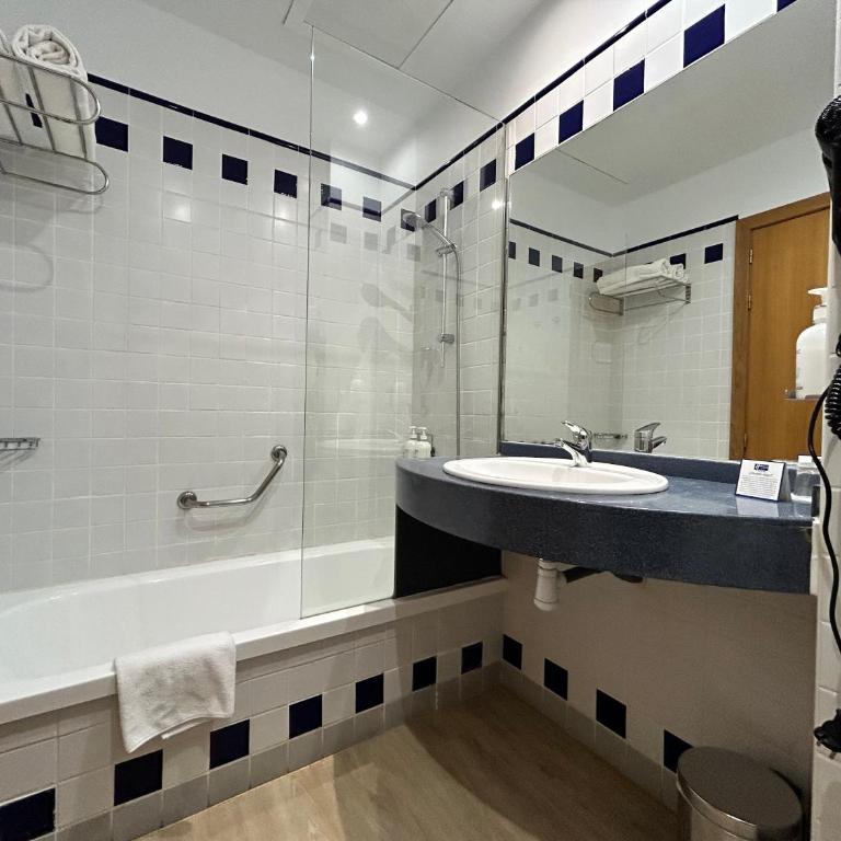Holiday Inn Express Ciudad de las Ciencias by IHG - Standard Double Room with Sofa Bed - 2