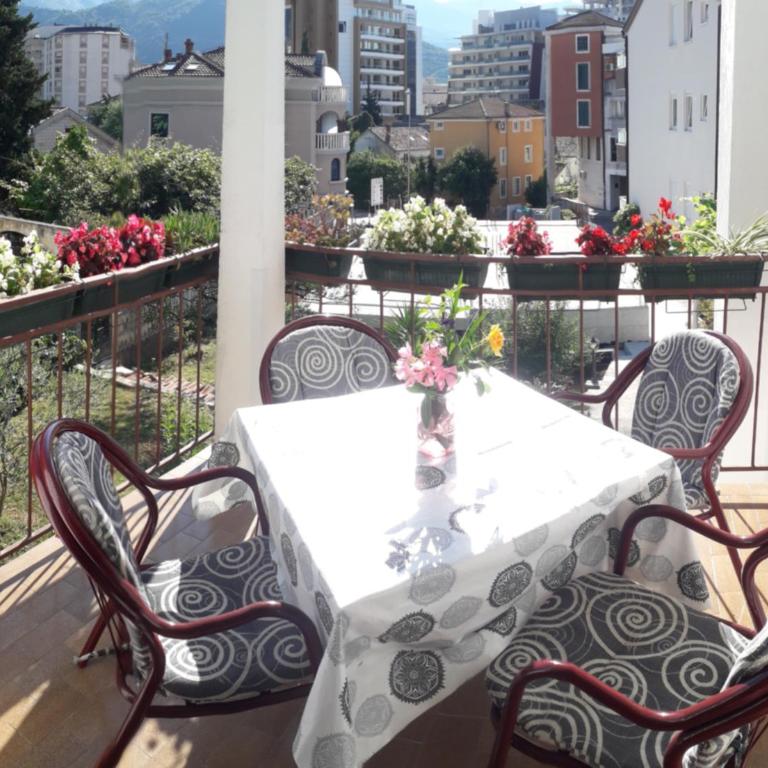 Apartments Budva Center - Apartman sa 2 Spavaće Sobe i Balkonom - 21