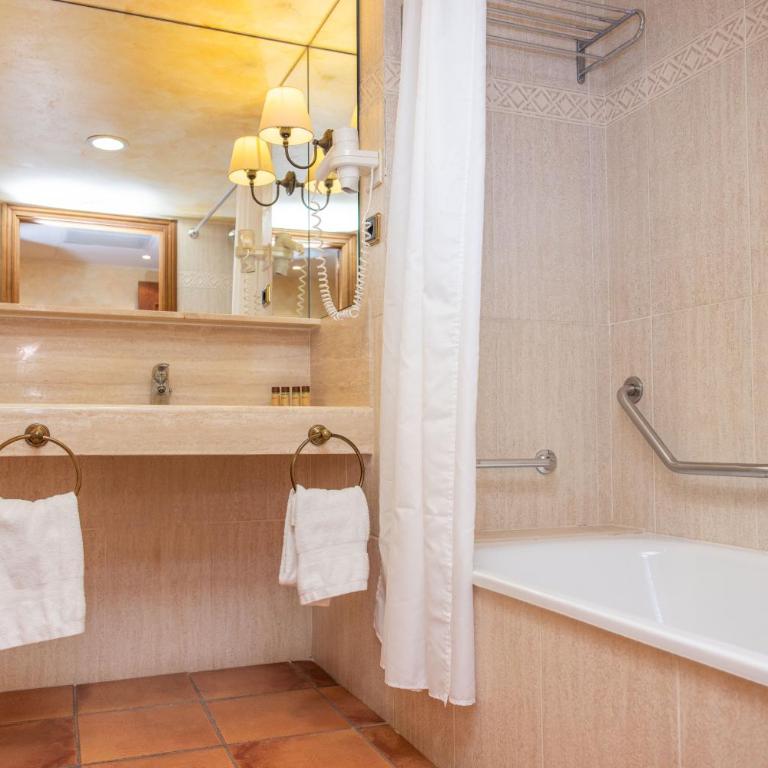 RVHotels Vila de Tossa - Habitación Doble con terraza - 10