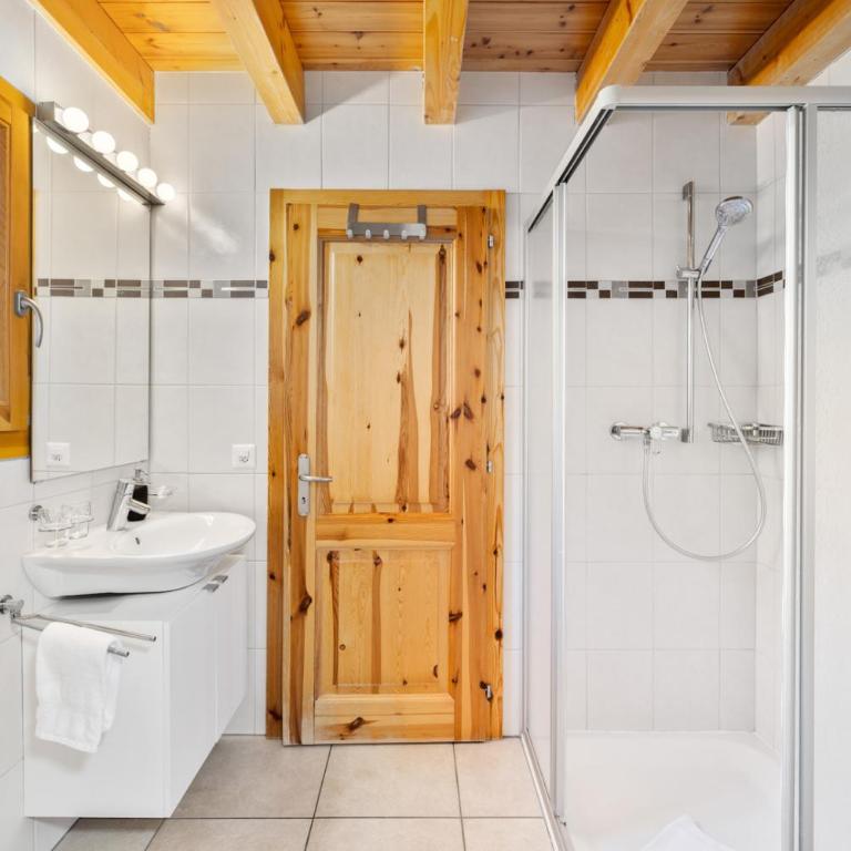 Chalet Belle Vue – Alpine Charm with a View to Remember - Chalet - 17