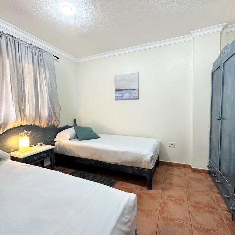 Arcade Apartments - Centrally located apartment perfect for home office & surfing - 4