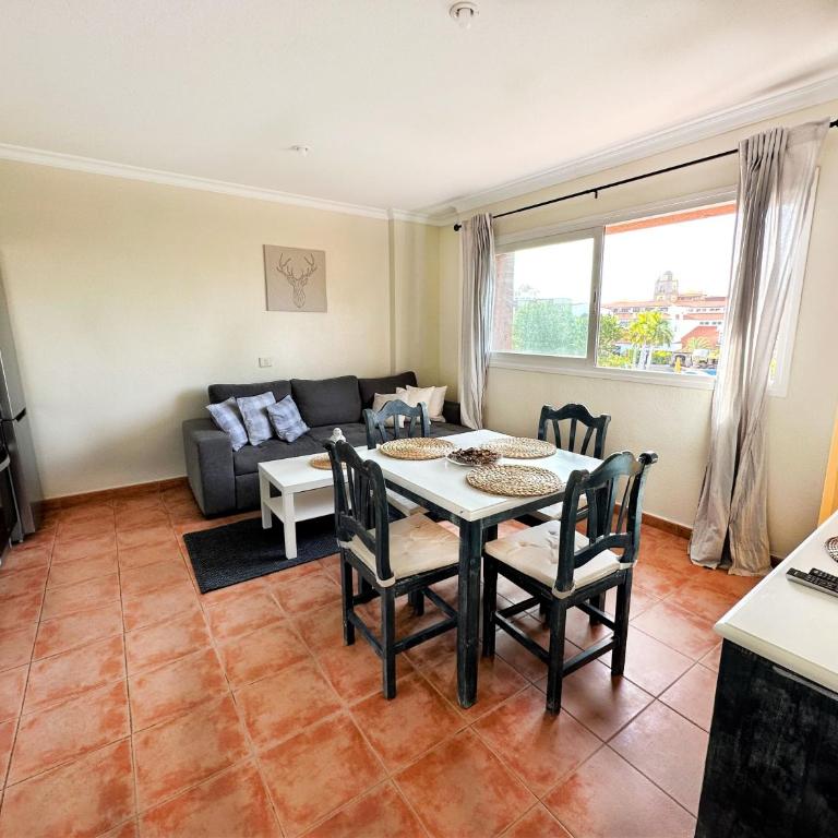 Arcade Apartments - Centrally located apartment perfect for home office & surfing - 9
