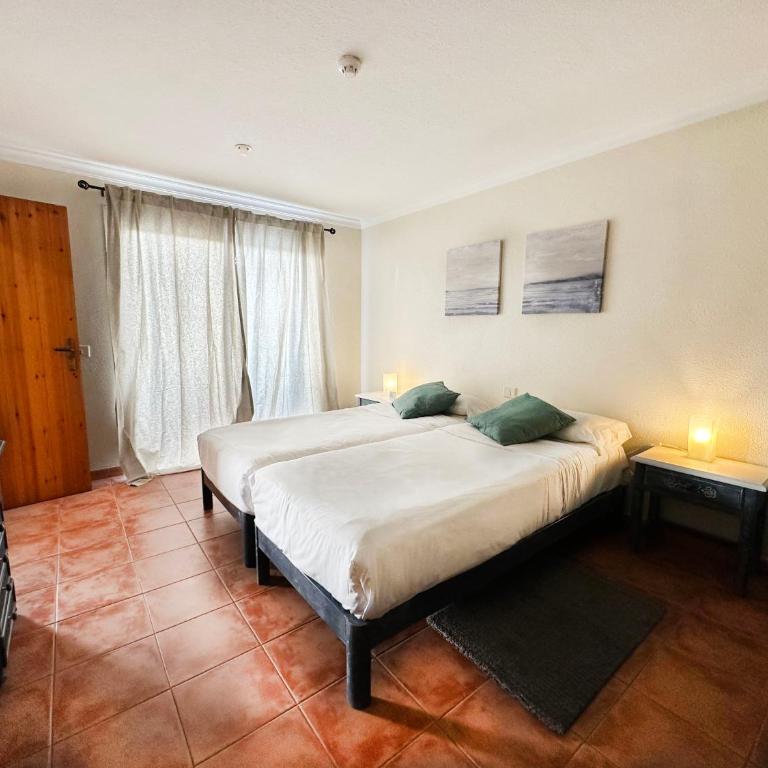 Arcade Apartments - Centrally located apartment perfect for home office & surfing - 10
