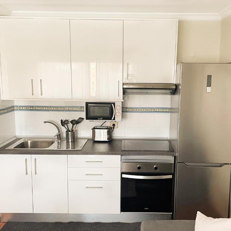 Arcade Apartments - Centrally located apartment perfect for home office & surfing - 17
