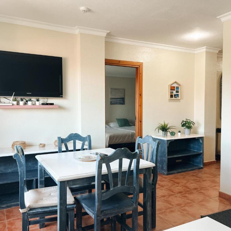 Arcade Apartments - Centrally located apartment perfect for home office & surfing - 20