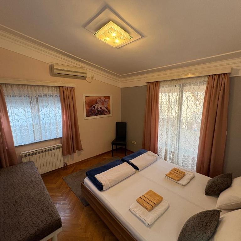 Hostel Dino - Trokrevetna Soba sa Zajedničkim Kupatilom - 10