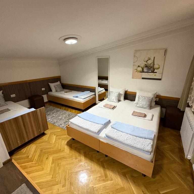 Hostel Dino - Porodična Soba sa Sopstvenim Kupatilom - 4
