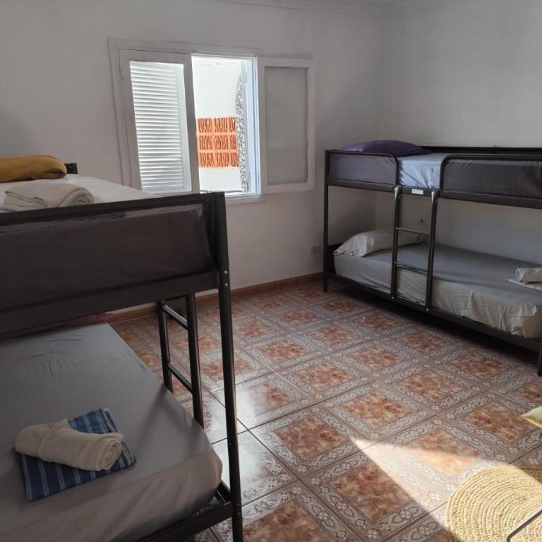 Hostel Banana Surf House - Cama en habitación femenina compartida de 4 camas - 2