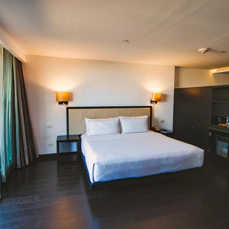 Hilton DoubleTree Guadalajara Centro Historico - Suite con 1 dormitorio, cama extragrande y terraza - 10