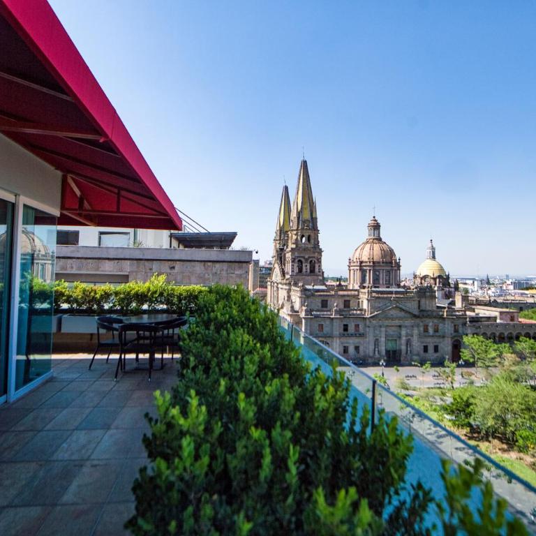 Hilton DoubleTree Guadalajara Centro Historico - Suite con 1 dormitorio, cama extragrande y terraza - 9