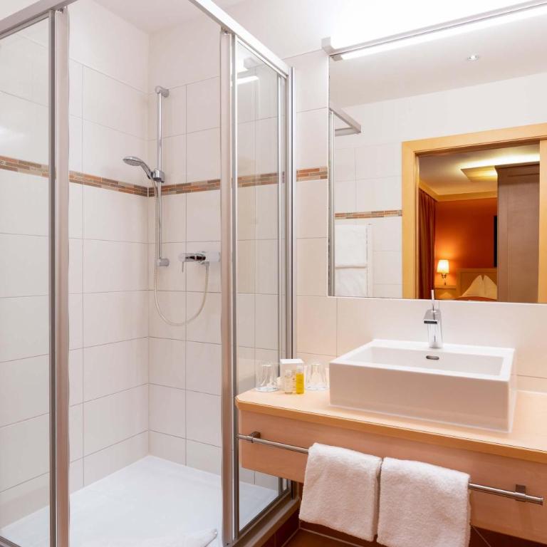 Romantik Hotel Die Gersberg Alm mit Panoramablick auf Salzburg und Outdoor Pool ab Mai - Comfort Doppelzimmer mit Balkon - 5