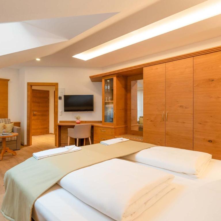 Romantik Hotel Die Gersberg Alm mit Panoramablick auf Salzburg und Outdoor Pool ab Mai - Deluxe Doppelzimmer mit Balkon - 9