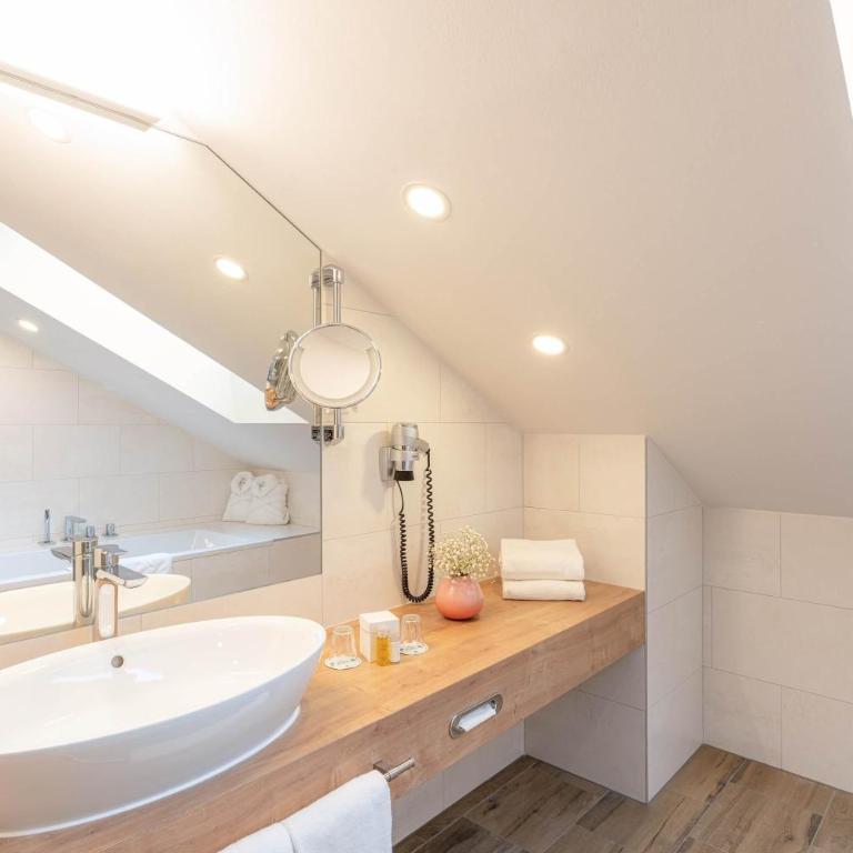 Romantik Hotel Die Gersberg Alm mit Panoramablick auf Salzburg und Outdoor Pool ab Mai - Deluxe Doppelzimmer mit Balkon - 10