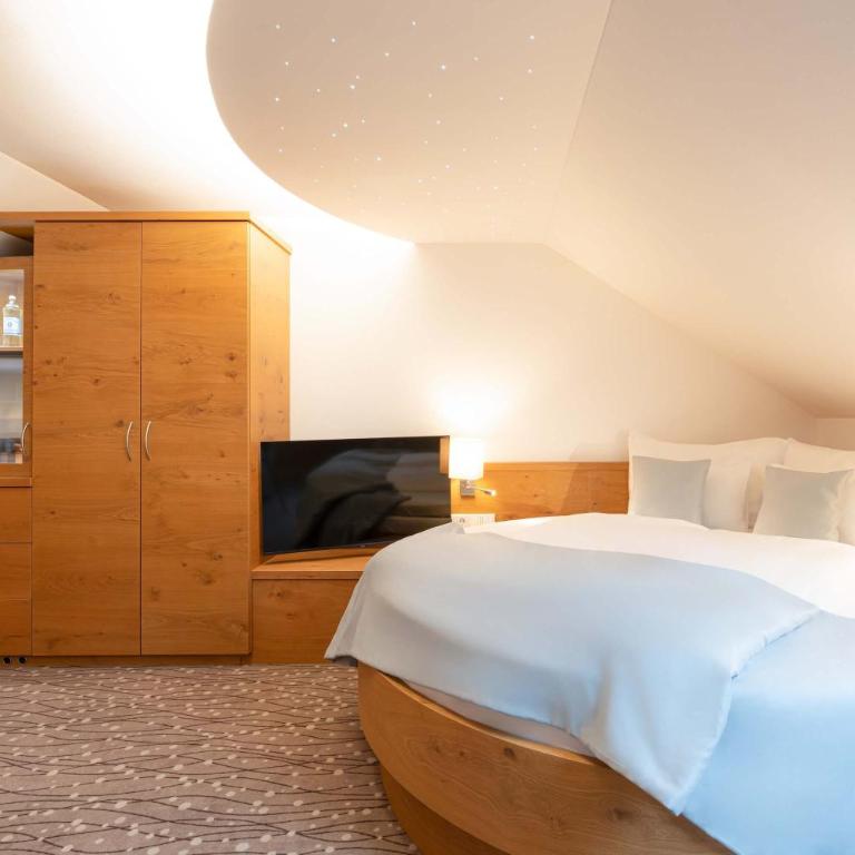 Romantik Hotel Die Gersberg Alm mit Panoramablick auf Salzburg und Outdoor Pool ab Mai - Suite mit Stadtblick - 5