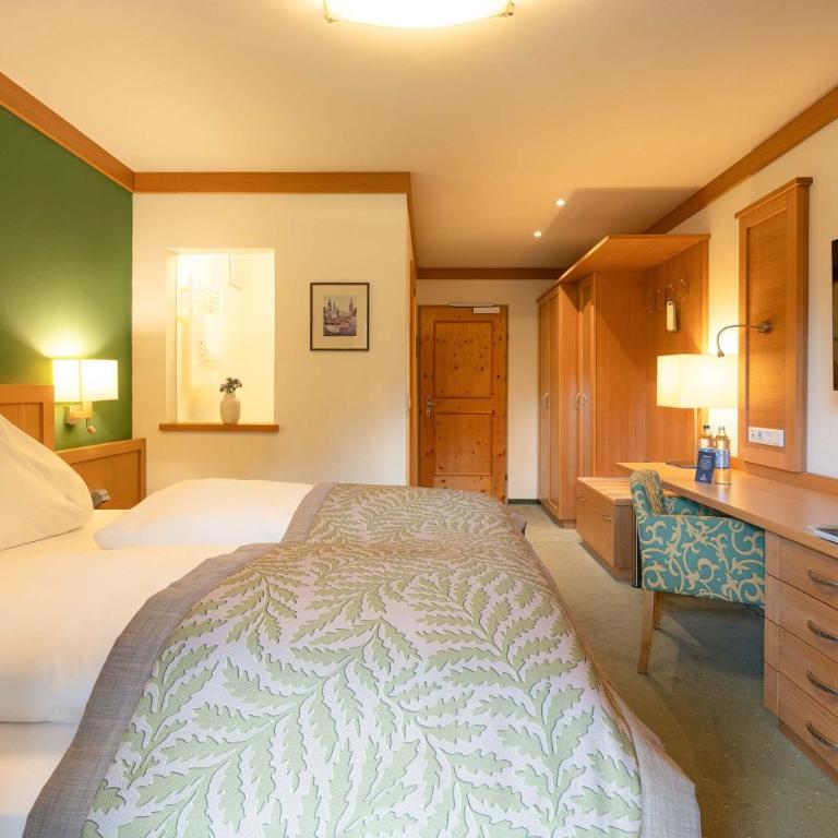 Romantik Hotel Die Gersberg Alm mit Panoramablick auf Salzburg und Outdoor Pool ab Mai - Comfort Doppelzimmer mit Balkon - 3
