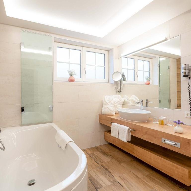Romantik Hotel Die Gersberg Alm mit Panoramablick auf Salzburg und Outdoor Pool ab Mai - Suite mit Stadtblick - 4