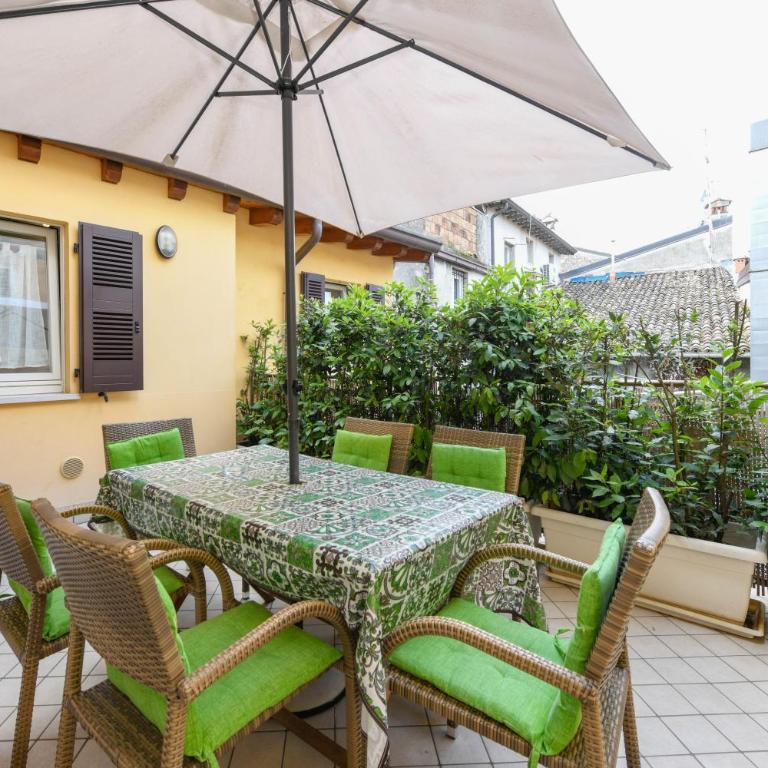 Flowers Apartments - Appartamento Deluxe con 2 Camere da Letto e Balcone - 2