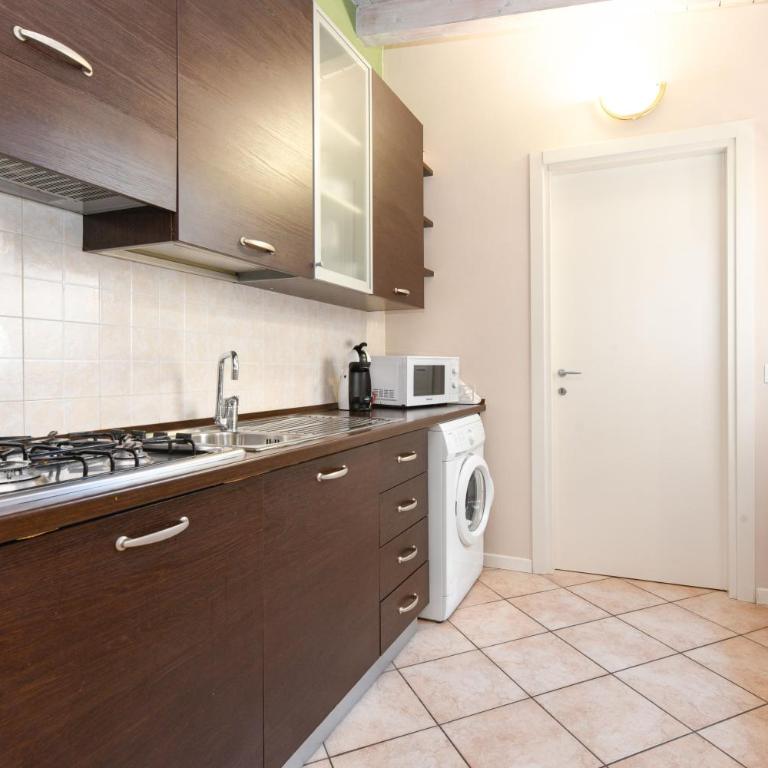 Flowers Apartments - Appartamento Deluxe con 2 Camere da Letto e Balcone - 13