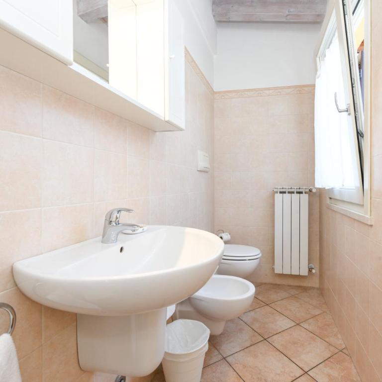Flowers Apartments - Appartamento Deluxe con 2 Camere da Letto e Balcone - 16
