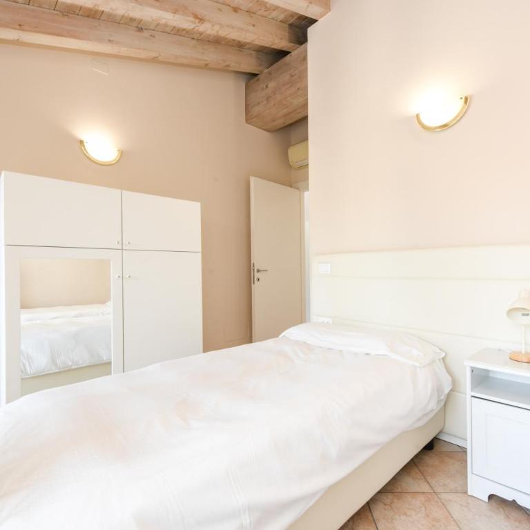 Flowers Apartments - Appartamento Deluxe con 2 Camere da Letto e Balcone - 22
