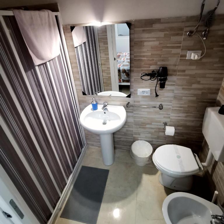 BED&FLY NEAR AIRPORT CATANIA FONTANAROSSA BAGNO PRIVATO In CAMERA - Double Room with Private Bathroom - 38