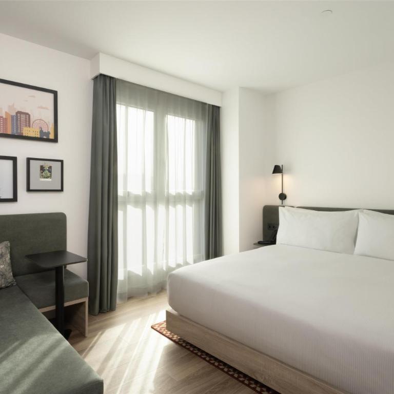 Hampton By Hilton Malaga Martiricos - Habitación con cama extragrande. - 8